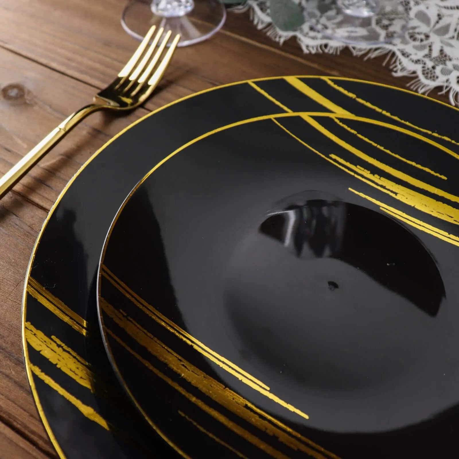 10 Pack Black and Gold Brush Stroked 10" Round Plastic Dinner Plates, Disposable Party Plates Dinnerware